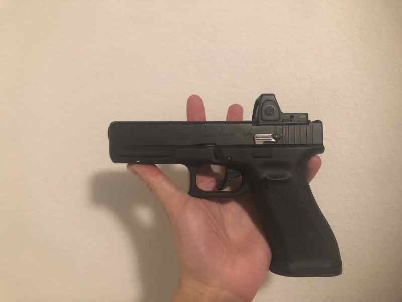 Glock 17 Gen. 5 W/ RMR and Safariland Holster